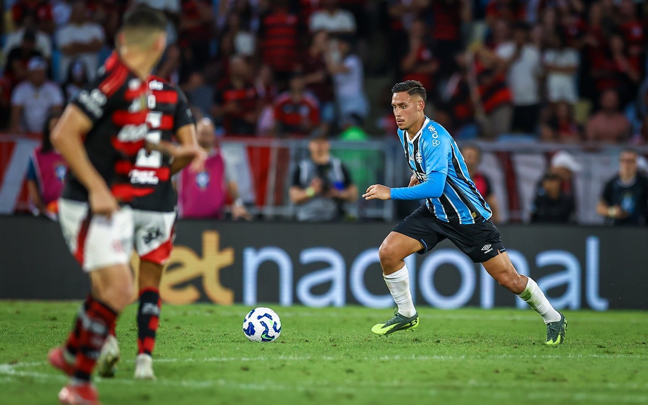 Erick Noriega com a bola no empate do Grêmio com o Flamengo. (Foto: Lucas Uebel/Grêmio FBPA)
