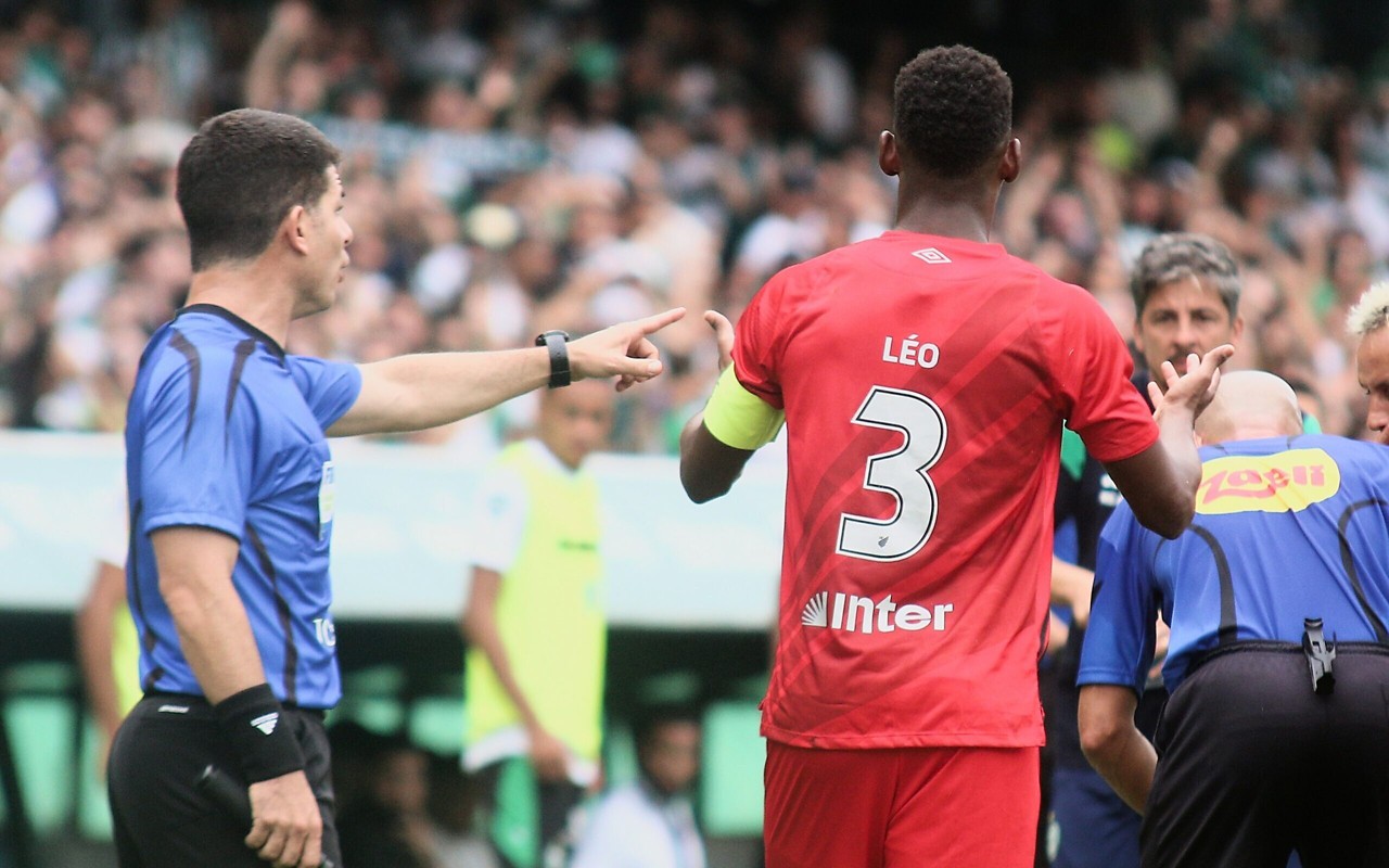Léo Pelé foi vítima de racismo no clássico entre Coritiba e Athletico Paranaense (Foto: Gabriel Machado/AGIF)