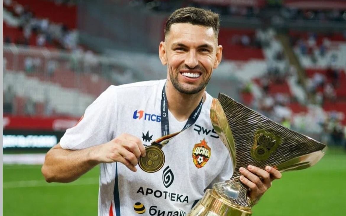 Willyan Rocha com troféu conquistado pelo CSKA (Foto: Reprodução/Instagram)