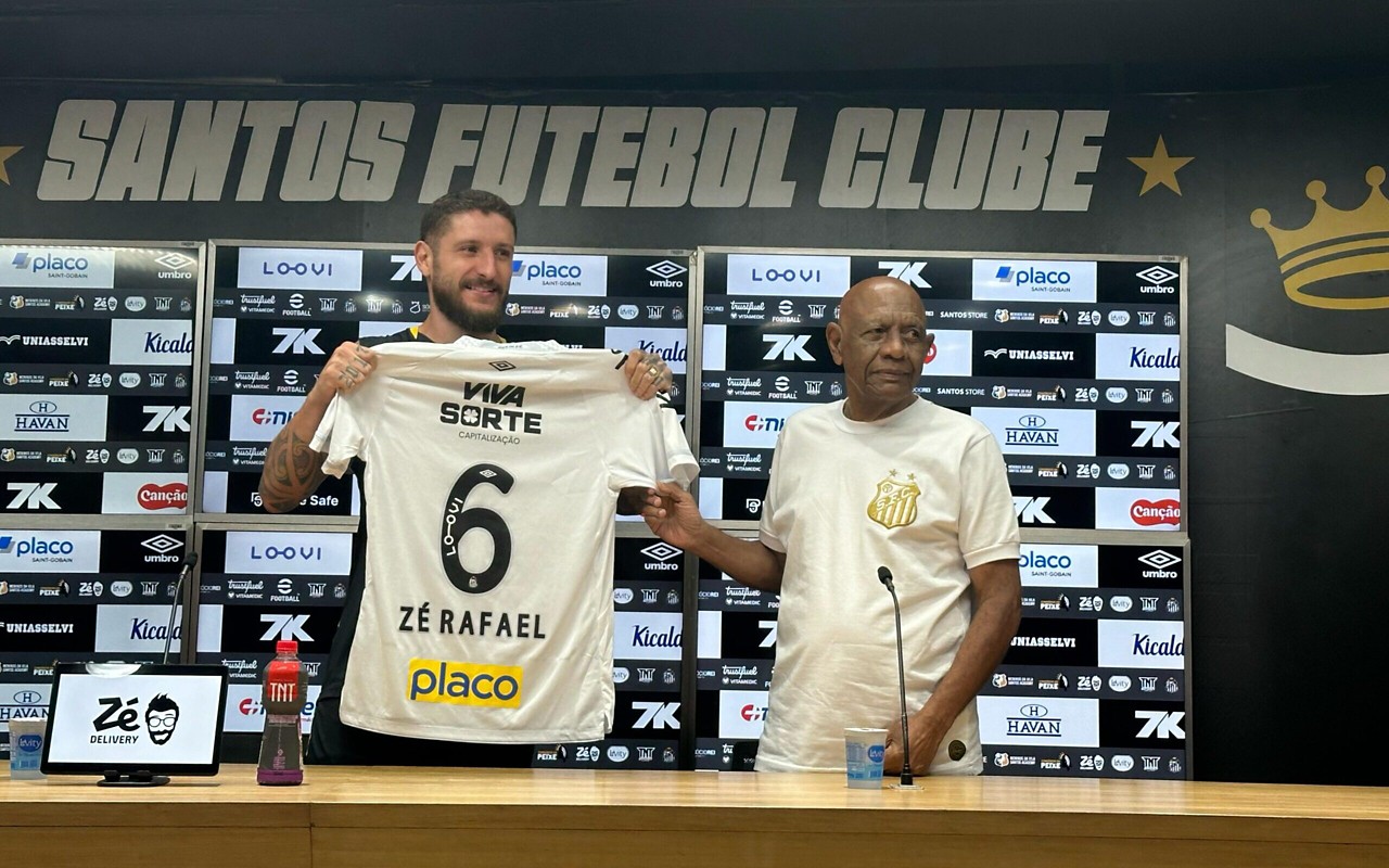 Zé Rafael é apresentado pelo Santos ao lado do ídolo Abel em entrevista coletiva na Vila Belmiro. (Foto: Juliana Yamaoka/ Lance!)