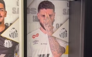 Zé Rafael ganha armário na Vila Belmiro com foto que homenageia desenho Dragon Ball. (Foto: Divulgação/ Santos FC)
