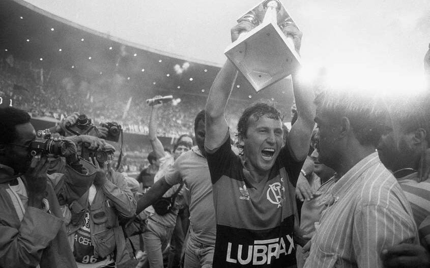 Zico comemorando título sobre o Inter em 1987 (Foto: Agência O Globo)