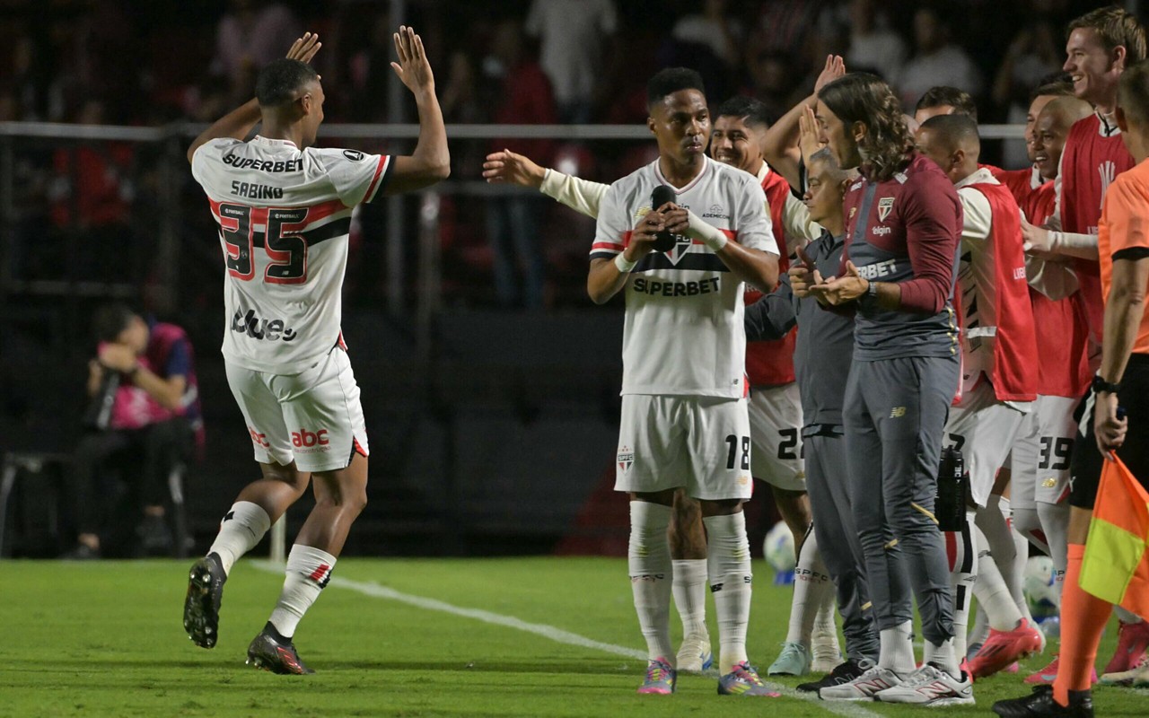 Zubeldía conversa com Wendel após gol do São Paulo (Foto: NELSON ALMEIDA / AFP)