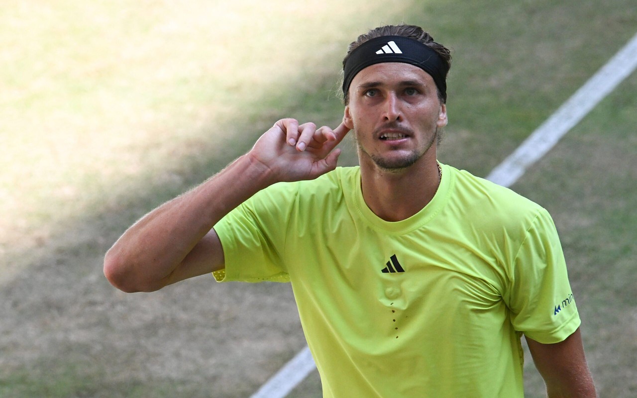 Alexander Zverev chama a torcida após vencer o segundo set contra Daniil Medvedev (CARMEN JASPERSEN / AFP)